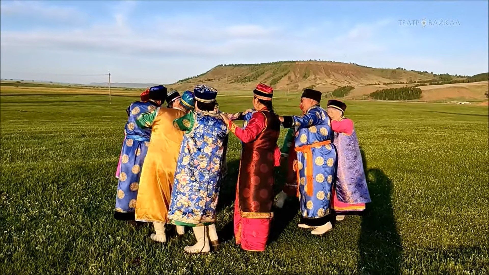 Ехор бурятский песня. Сагаалган ёхор. Бурятский национальный костюм. Ёхор Бурятский танец. Ёхор иллюстрация.