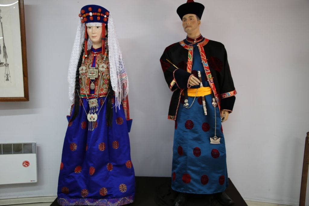 Бурятский национальный женский костюм