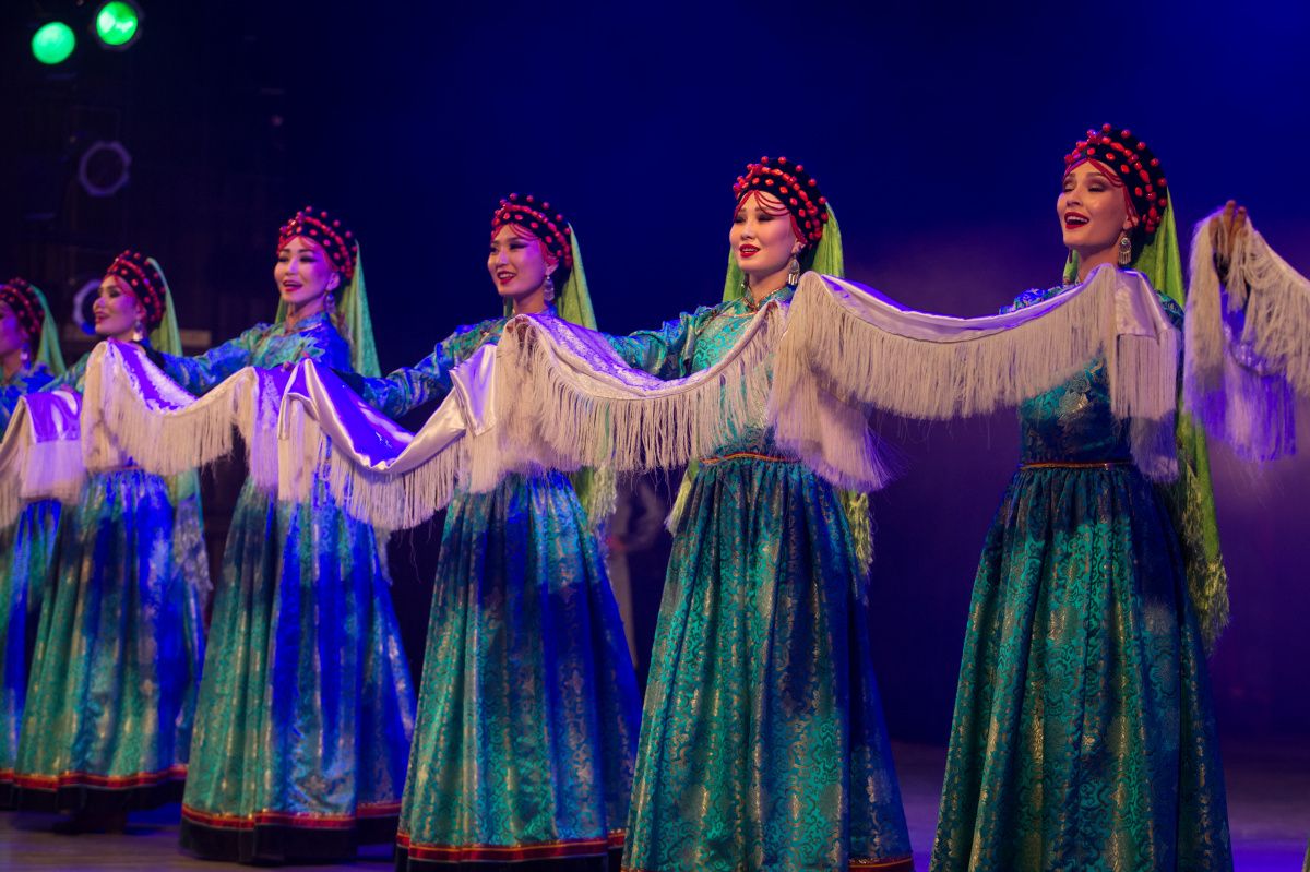 Театр танца Байкал шаманы. Буряты сартулы. Фото девушек театра Байкал.