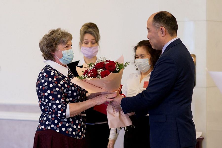 В Улан-Удэ в День рождения театра русской драмы актрисы и работники закулисья получили почетные грамоты